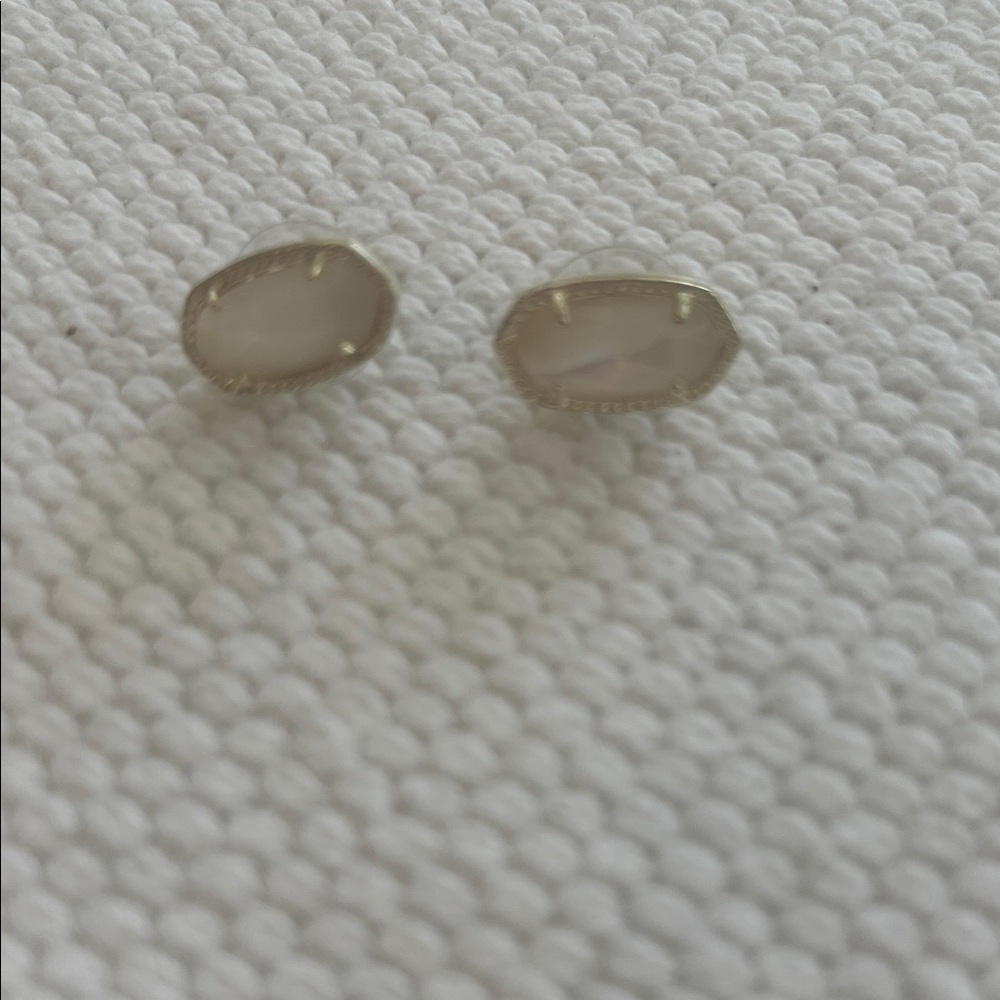 Kendra Scott Cream Oval Stud Earrings in Gold-Tone